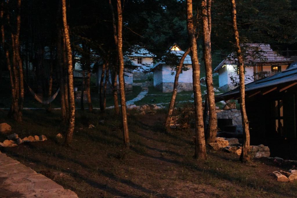 Camp Divlja Rijeka Hotel Hum Luaran gambar